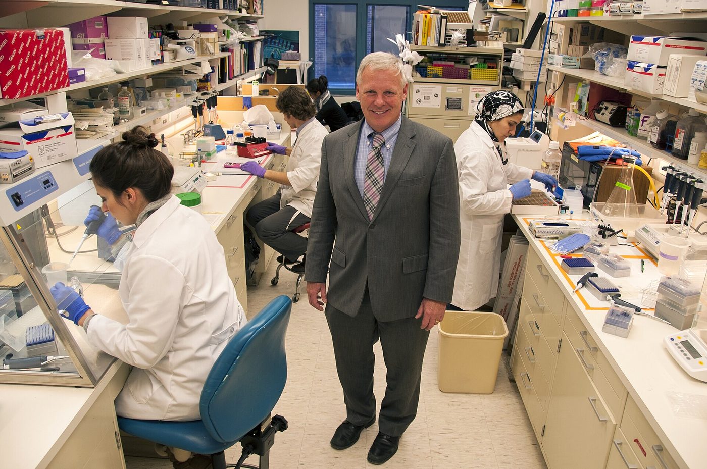 Seorang kepala cabang terapi sel dan jaringan mengunjungi tim ilmuwannya yang bekerja di laboratorium di kampus National Institutes of Health, Bethesda, Maryland.