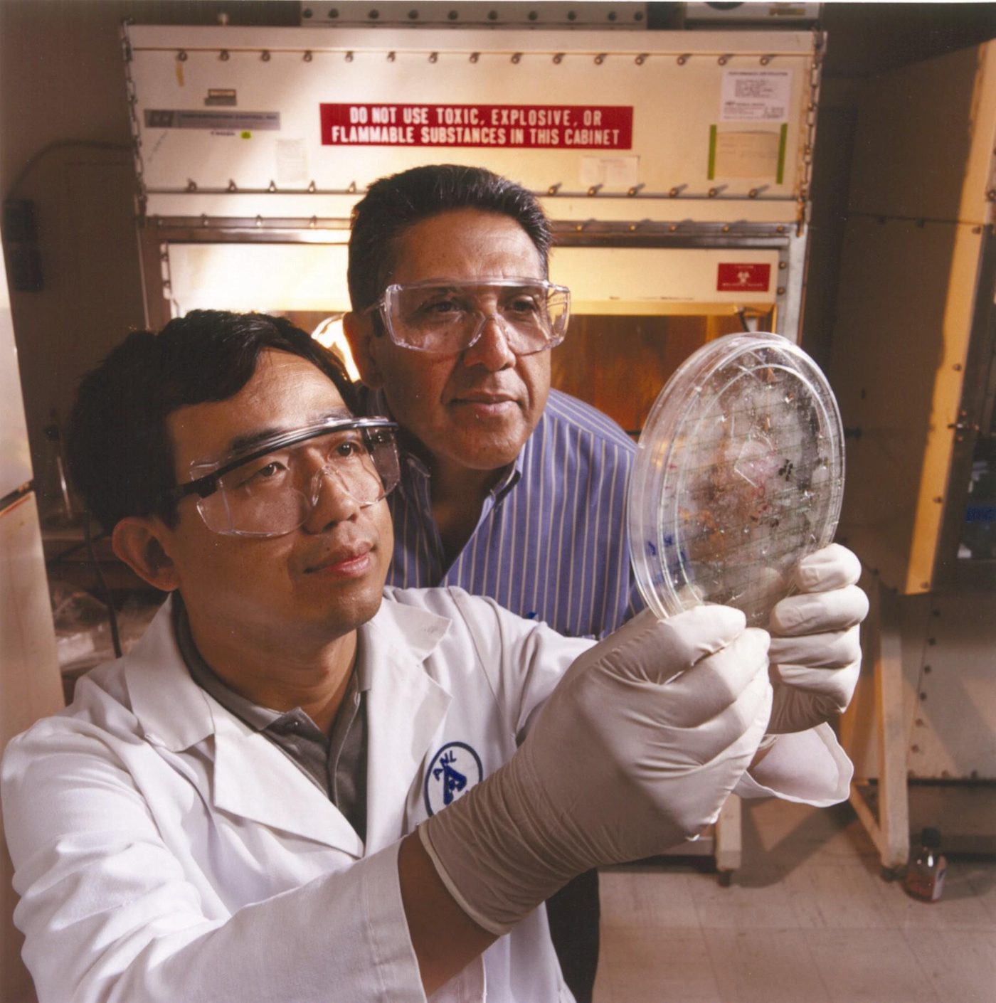 Ilmuwan di Argonne National Laboratory memeriksa sel punca pluripoten terinduksi (iPSC) untuk penelitian Parkinson.