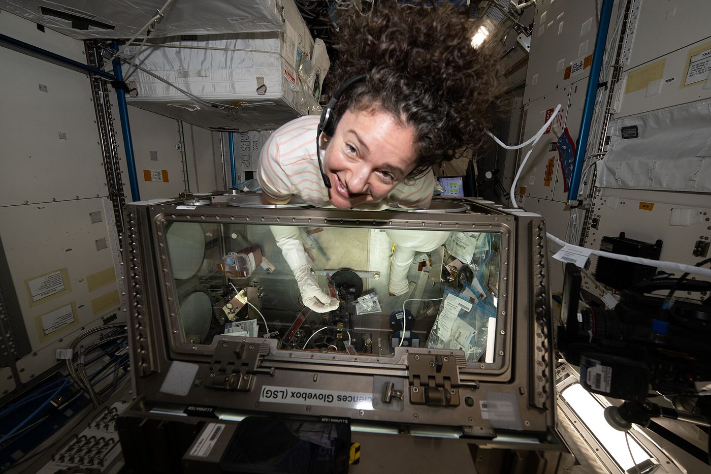 Astronaut NASA Jessica Meir memberi nutrisi pada sampel sel punca di dalam modul laboratorium Kibo.